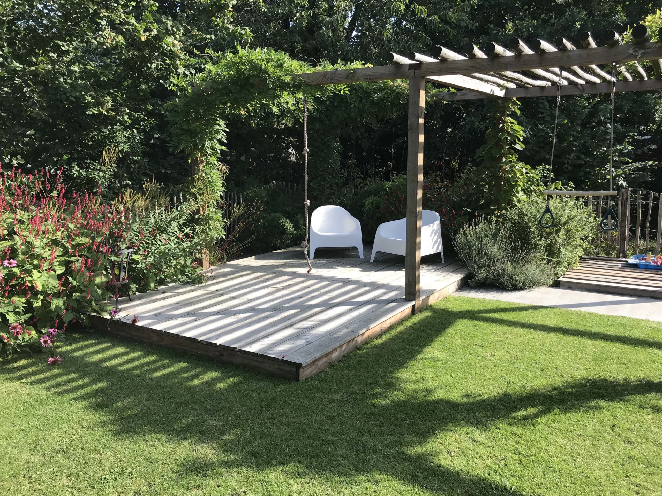 duurzaam vlonderterras Douglas-Lariks hout multifunctionele pergola nieuwbouwtuin aan bosrand makkelijke zonnige achtertuin tuinontwerp Tuinen van Thomas Haren Groningen