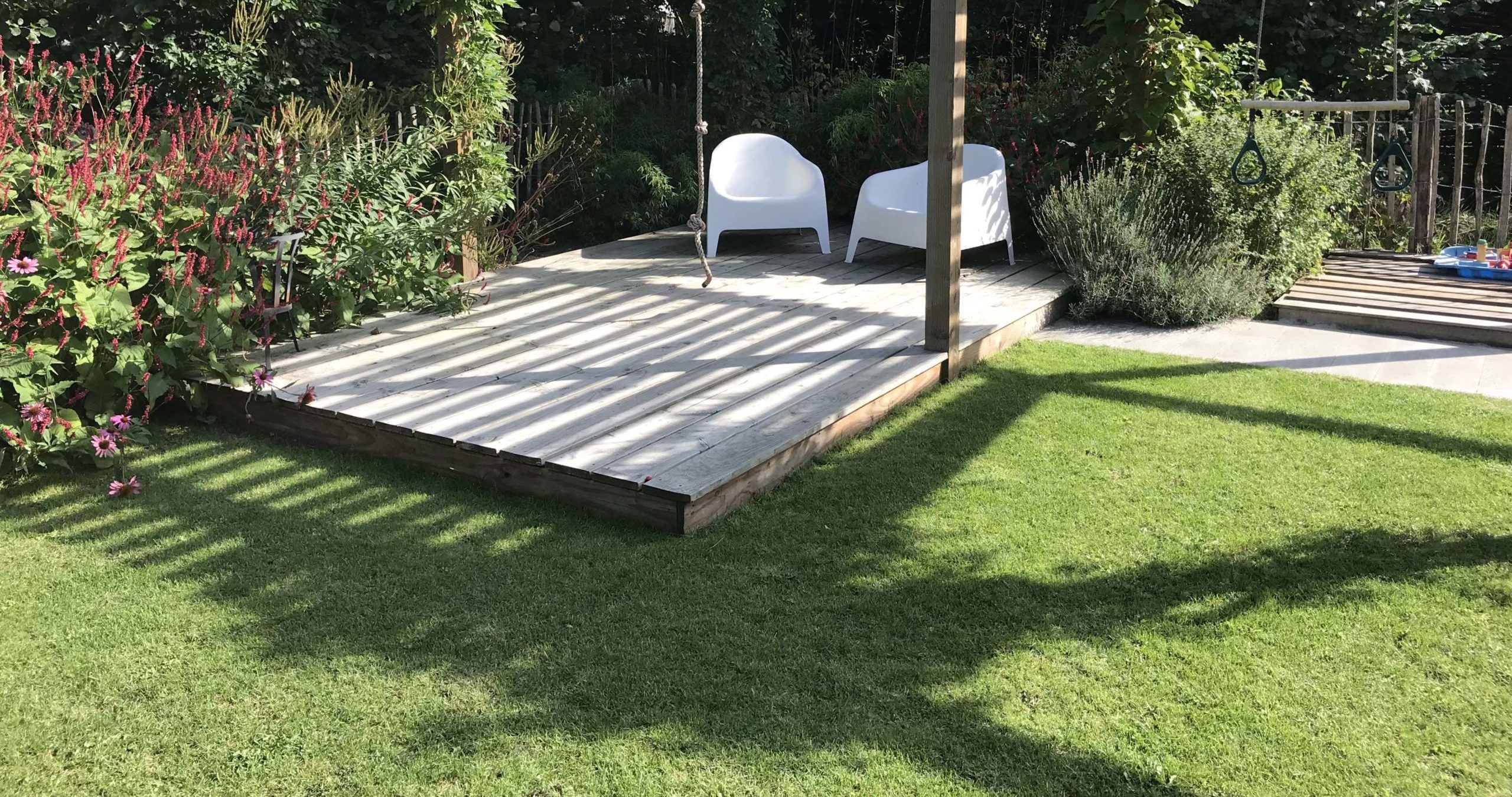 Fijn zitje vlonderterras Douglas-Lariks hout multifunctionele pergola nieuwbouwtuin aan bosrand